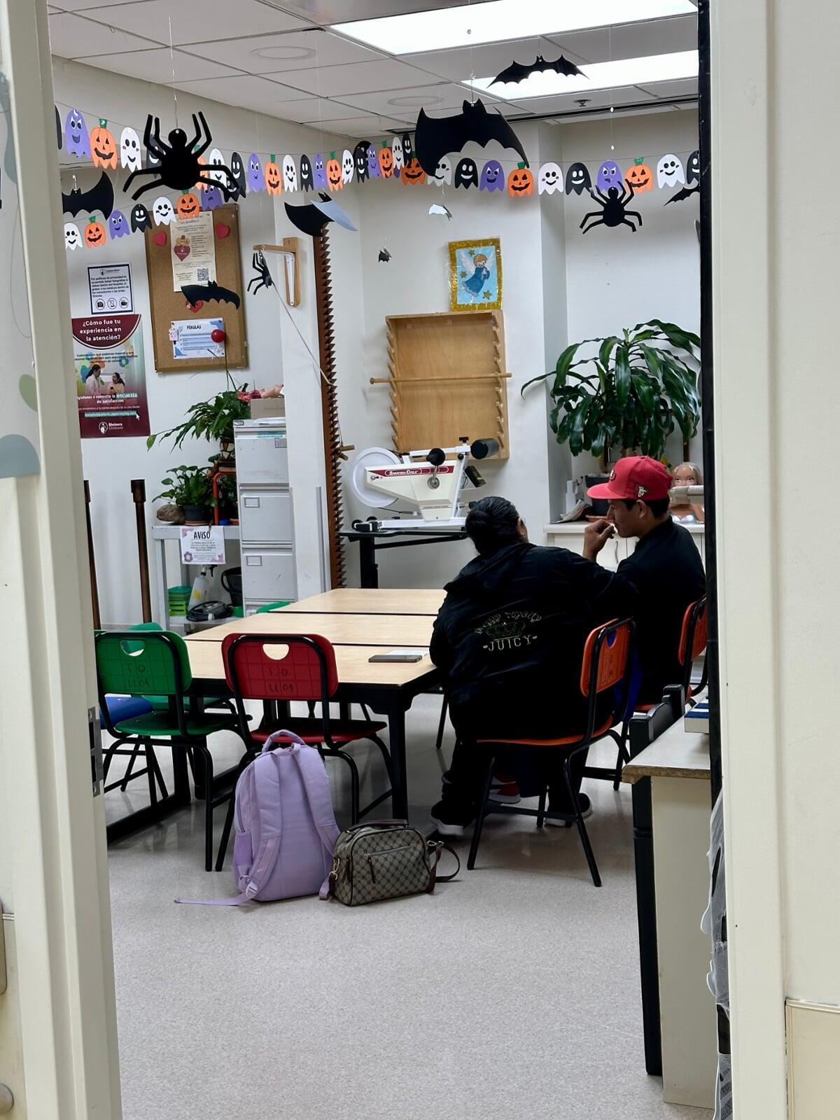 Padre e hijo en sala de espera