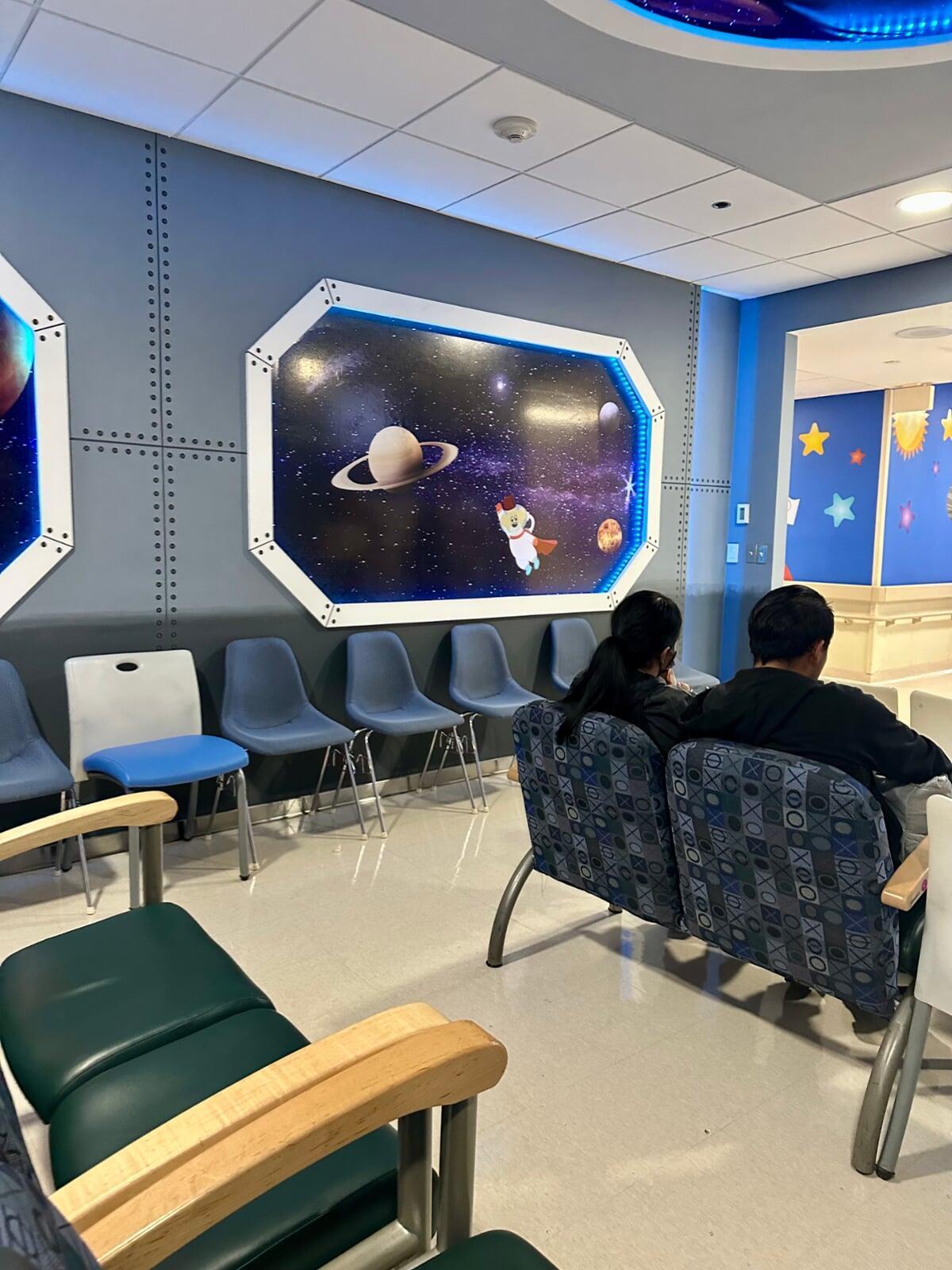 Sala de espera con familia