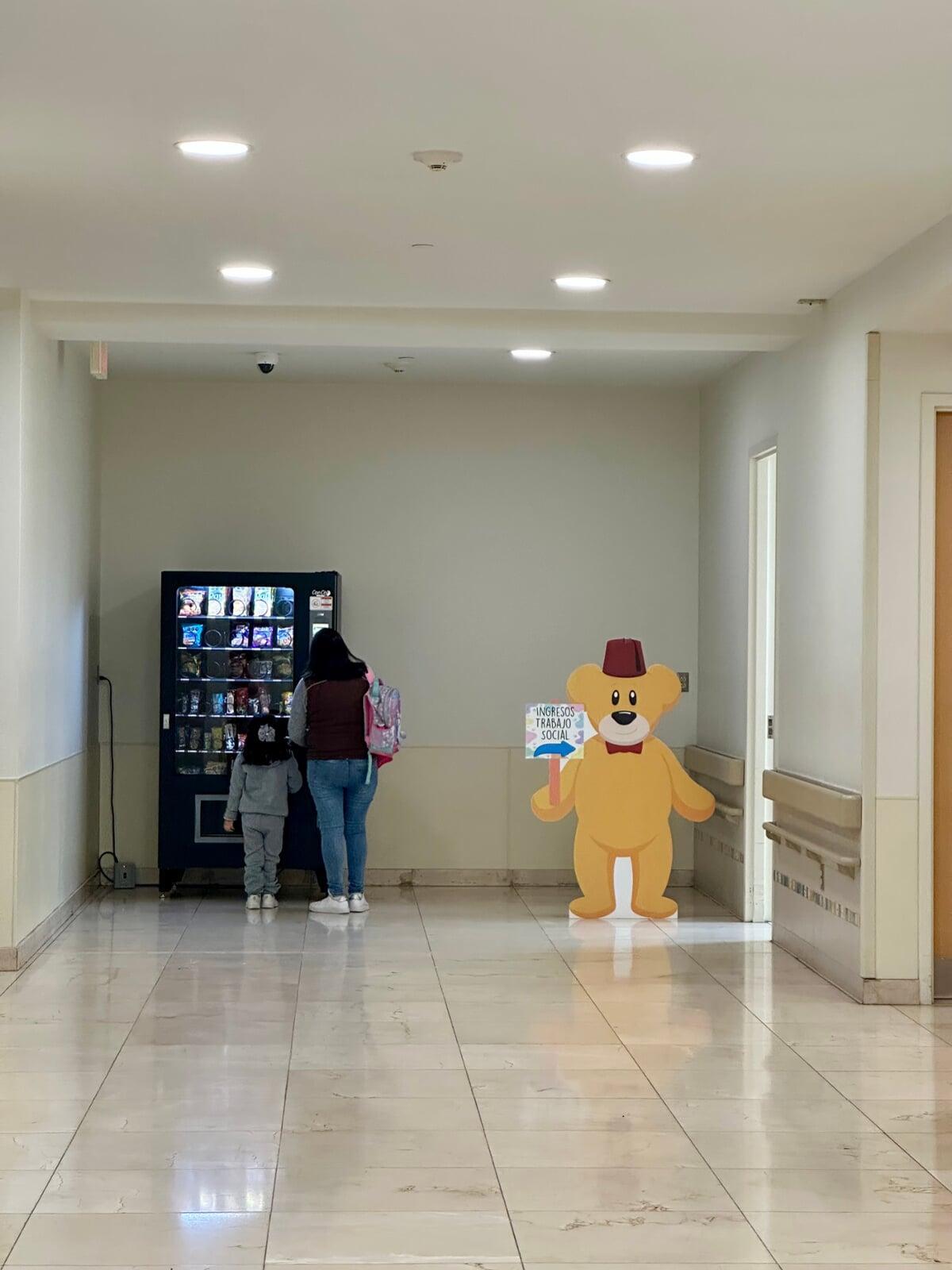 Madre e hija a lado de mascota