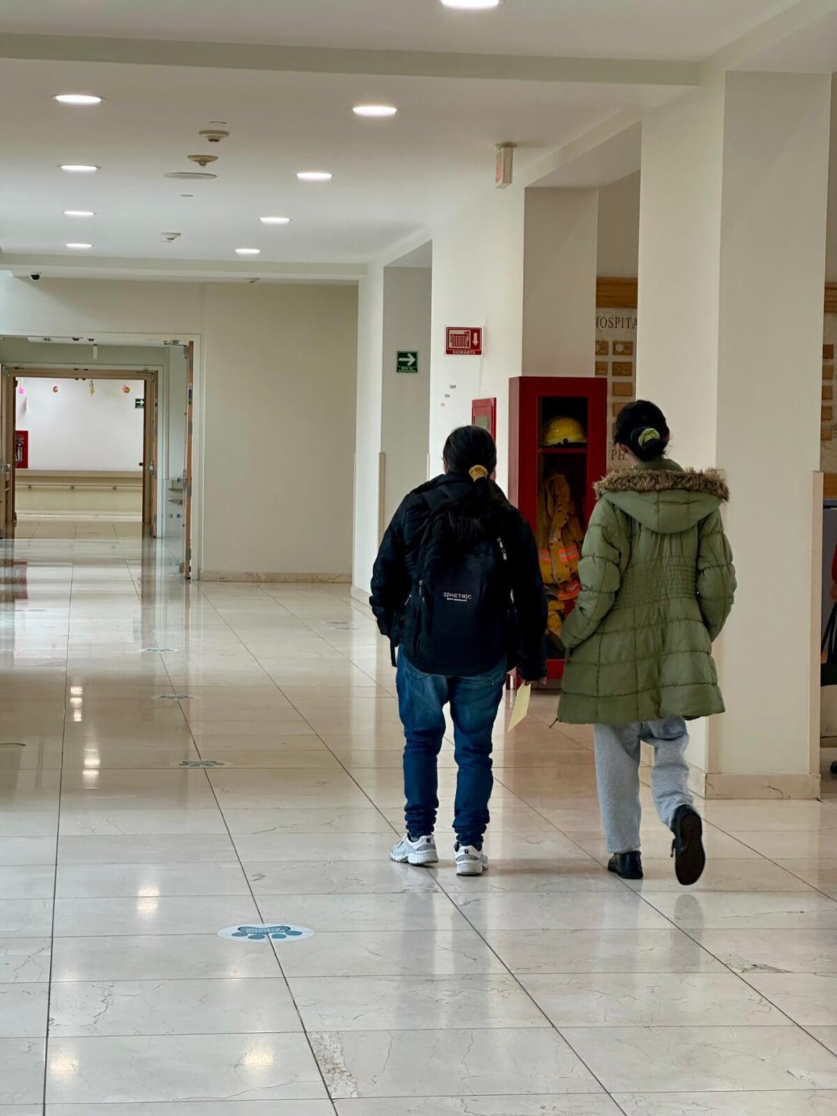 Madre e hija caminando a consultorio